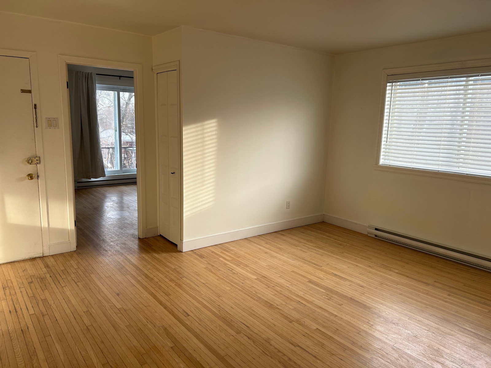 PAT, Grand 4 1/2 à louer, propre, 3e etage, idéal personne seul — photo 2