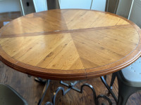 Extendable round kitchen table 
