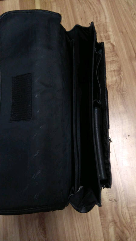 Targus professional leather briefcase in Other in Gatineau - Image 2