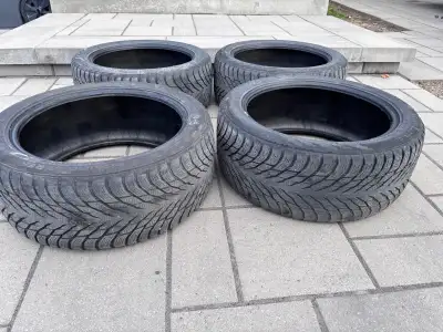Prix affiché : 300 $ À vendre, ensemble de 4 pneus d’hiver Nokian Hakkapeliitta R3 en bon état. * Di...