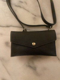 ROOTS BLACK LEATHER CROSSBODY PURSE-BRAND NEW-CHEAP PRICE!!!