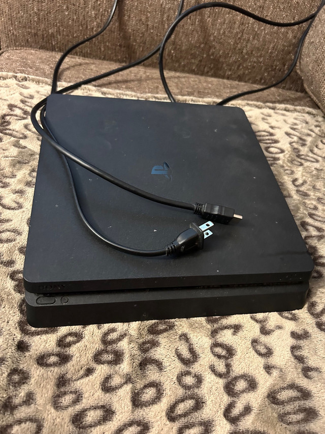 PlayStation 4 MINT in Sony Playstation 4 in Hamilton - Image 2