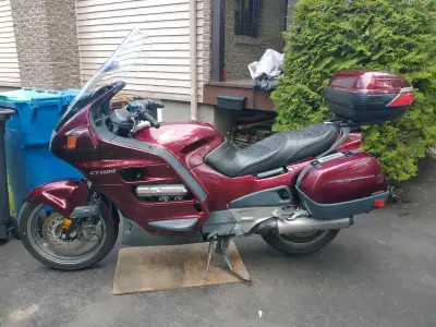 Moto à vendre avec bâche protectrice et 3 valises. Pneus neufs, freins changés, changement d'huile f...