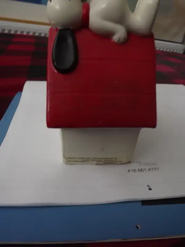 VINTAGE CERAMIC "SNOOPY DOGHOUSE" PEANUTS PIGGY BANK in Arts & Collectibles in City of Toronto - Image 9