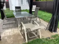 Ensemble table et chaises pour patio