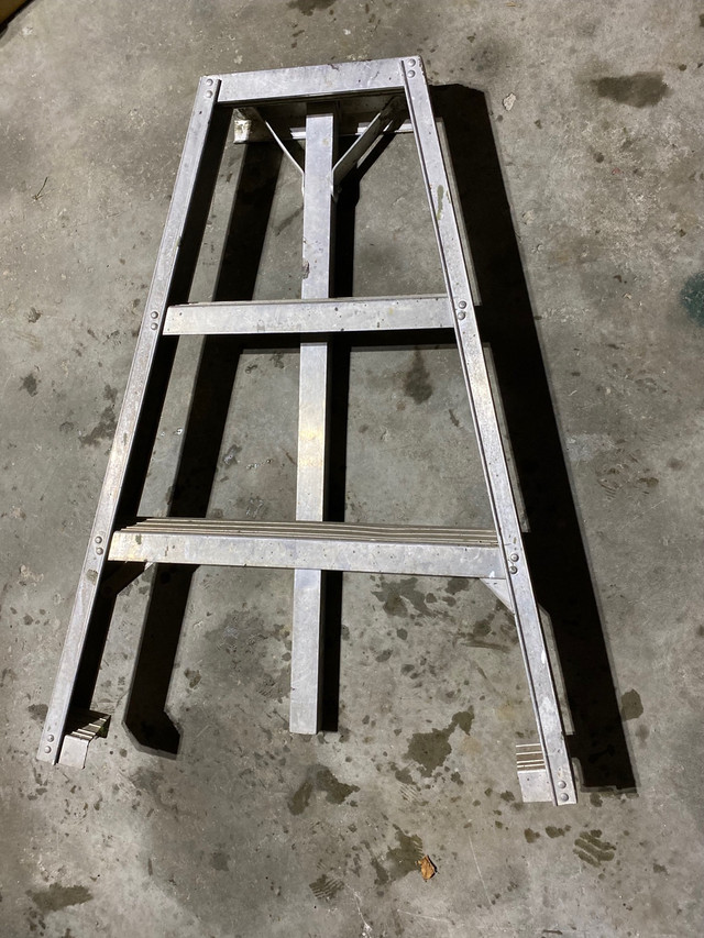 3’ aluminum tripod ladder for sale in Ladders & Scaffolding in Penticton