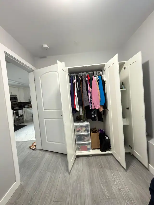 Private room and bathroom for rent for female only! in Room Rentals & Roommates in Vancouver - Image 9