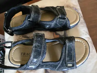 SANDALES  NOIRES POUR FEMME  GRANDEUR 10  15$ Shawi sud, View more