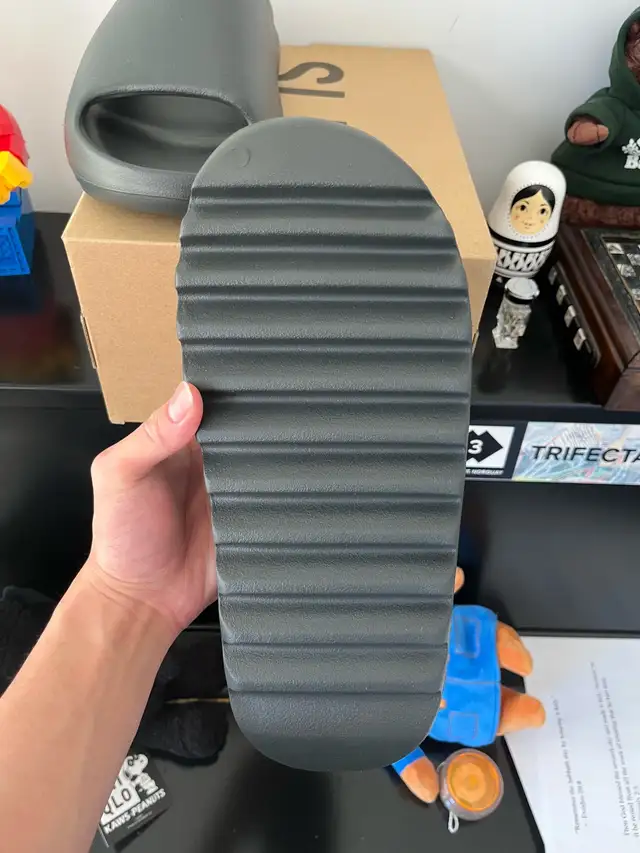 Yeezy Slide Dark Onyx Size 12 in Men's Shoes in City of Toronto - Image 6