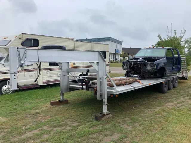 Selling 28' 5th wheel flat bed beavertail trailer c/w 9ton winch in Cargo & Utility Trailers in Hamilton - Image 3