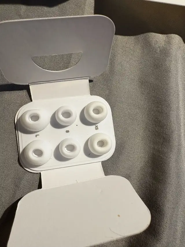 AirPods Pro 2 ( usb-c) in Toys & Games in Laval / North Shore - Image 3