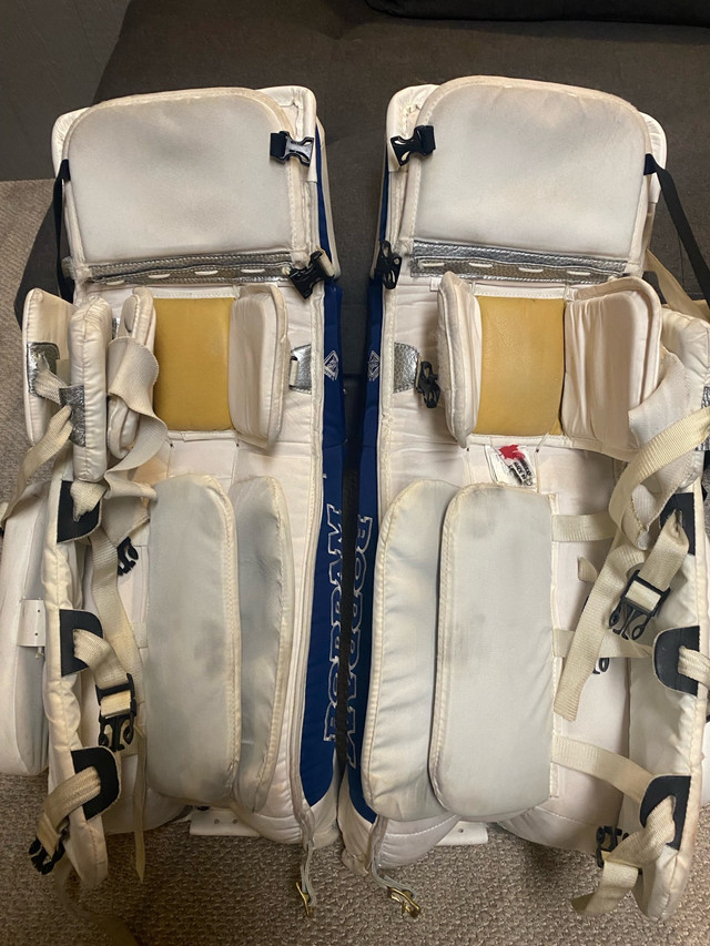 Mens Sr Goalie Gear  in Hockey in Oakville / Halton Region - Image 2