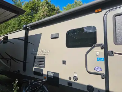 2014 Sun Valley travel trailer, in great shape and very clean. Ice cold air conditioning, electric/...
