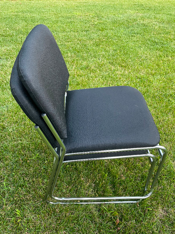 Deux (2) Chaises noires rembourrées, chromées, empilables dans Chaises, Fauteuils inclinables  à Laval/Rive Nord - Image 4