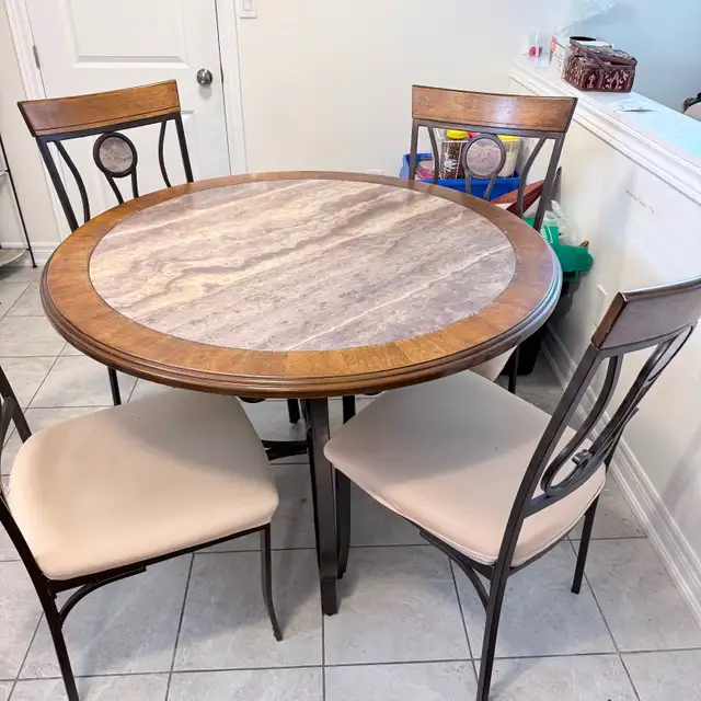 kitchen table  with 4 chairs in Dining Tables & Sets in Markham / York Region - Image 2