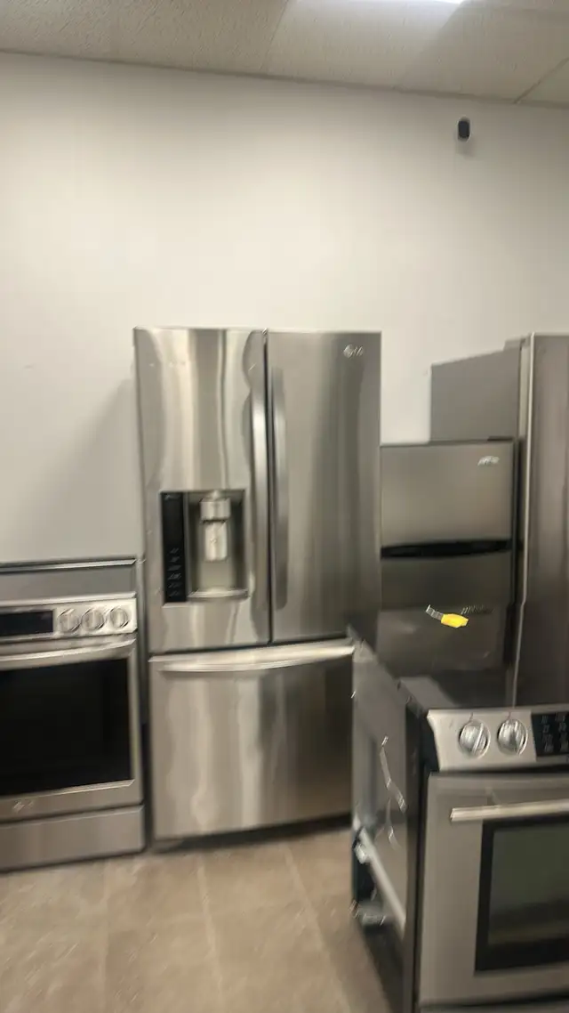 LG Refrigerator in Refrigerators in City of Montréal - Image 2