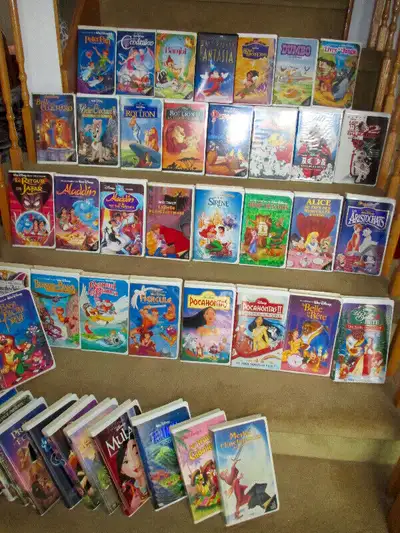 Une cinquantaine (50) de cassettes "VHS" des classiques de DISNEY incluant leurs luxueux boîtiers de...
