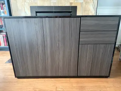 Ce meuble de rangement multimédia noir et gris est idéal pour organiser votre espace de divertisseme...