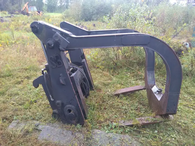 Fourches/pince  grappin combiné pour palettes et billots de bois in Heavy Equipment in Shawinigan - Image 3
