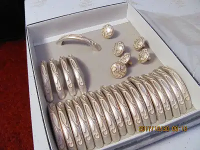 Poignées d'armoire et de tiroirs en métal. Jamais installées, neuves. 22 Poignées d'armoire (3.0 pou...