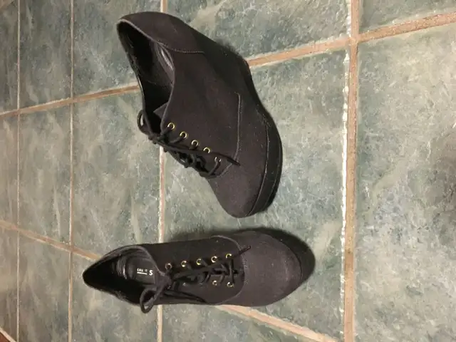 Ladies  size 5 trendy lace up wedge heels. Brand: Spring $10 in Women's - Shoes in Kitchener / Waterloo - Image 3