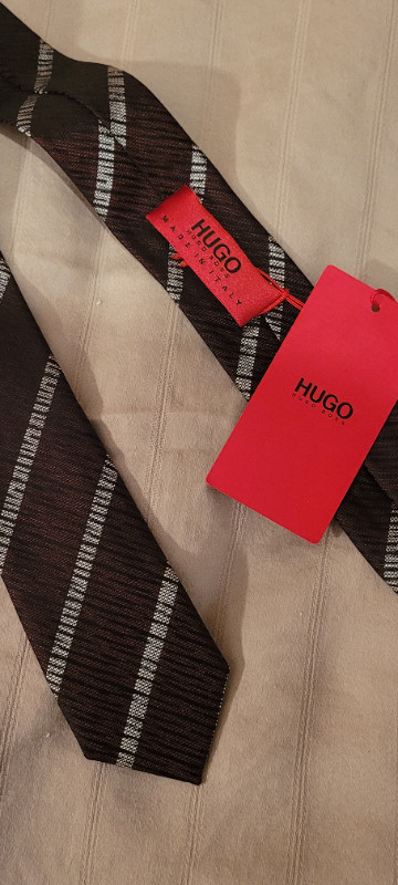 Hugo Boss Silk Slim Tie New with tag Made in Italy Cravate dans Hommes  à Ville de Montréal - Image 2