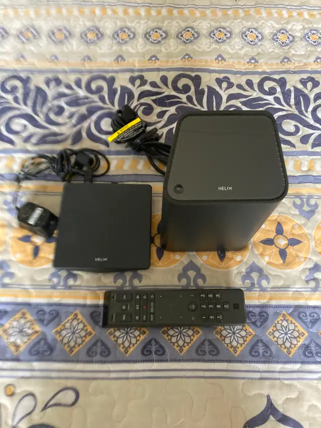 TOUR VIDEOTRON POUR TV AVEC MANETTE ET RECEPTEUR in TVs in Laval / North Shore - Image 2