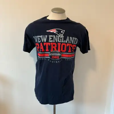 New England Patriots NFL Football T-shirt men’s sz med shirt, View more