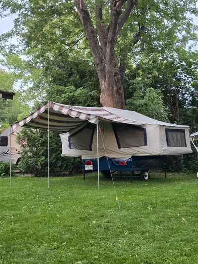 Tente-roulotte à vendre – 3 000 $ Spécifications • Dimensions (fermée) : 6 x 6 pieds • Dimensions (o...