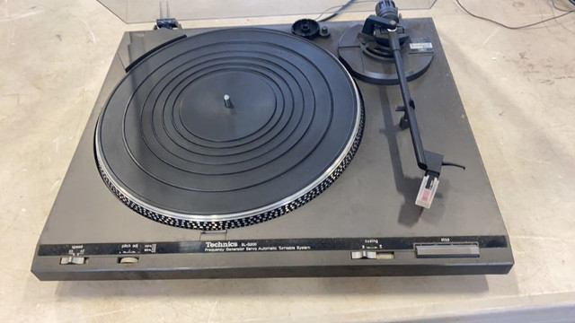 Vintage - Technics SL-B200 Turntable in Other in Burnaby/New Westminster - Image 2