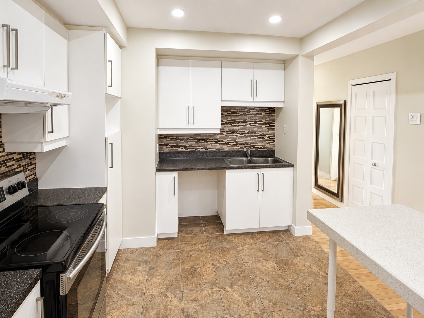 Logement 5 1/2 entièrement meublé disponible dès maintenant — photo 1