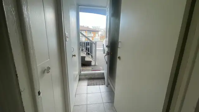 1+ Bed 1 Bath Walkout basement for rent near square one in Long Term Rentals in Mississauga / Peel Region - Image 3