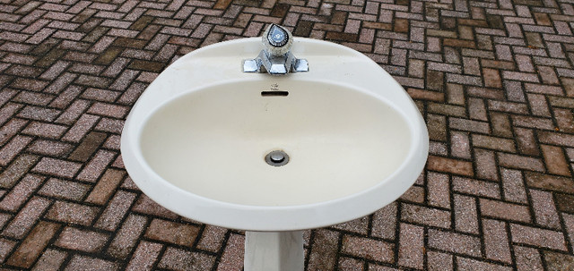 Pedestal Sink "Ellisse" in very good condition in Plumbing, Sinks, Toilets & Showers in Barrie - Image 4