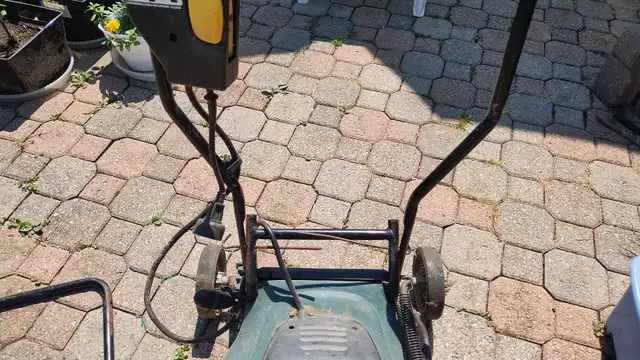 lawnmower for PARTS Yardworks See pics in Lawnmowers & Leaf Blowers in Mississauga / Peel Region - Image 6