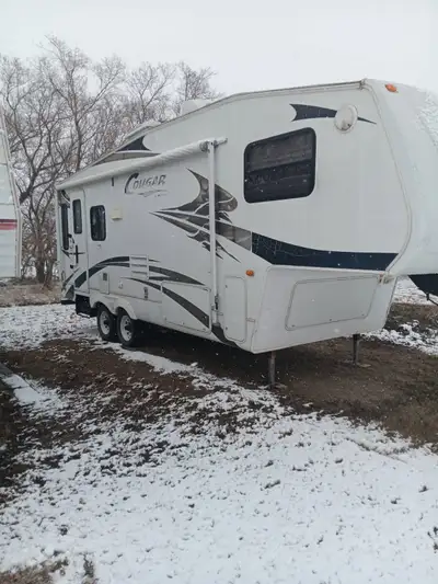 2006 Cougar 5th wheel camper. 1 slide out. Queen size bed. New battery and water pump. Good shape. C...