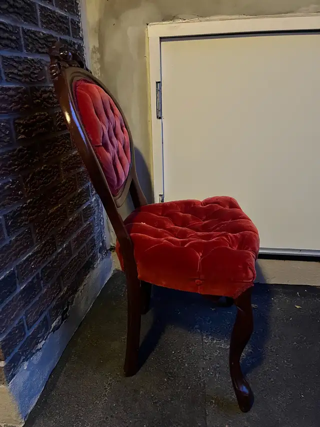 Vintage Victorian Chair in Chairs & Recliners in Oakville / Halton Region - Image 3
