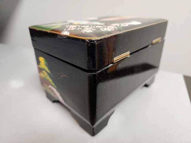 DECORATED LACQUERED MUSICAL JEWELRY BOX - vintage, 1962 in Arts & Collectibles in Regina - Image 4