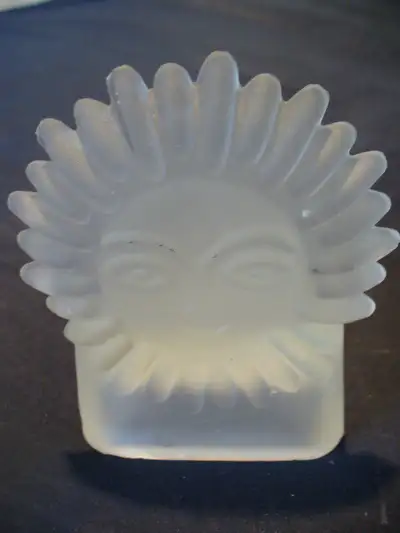 Très bon état. Dimensions environ 5 cms. Inclut 2 chandelles neuves,
