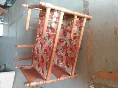 2 lits superposés en bois style colonial avec échelle. Vient avec 2 oreillers de la même couleur que...