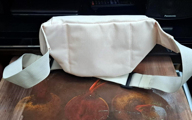Puma Waist Logo Crossbody Waist Belt Bag Like New in Bags & Luggage in City of Toronto - Image 3