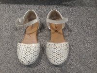 Young Girls Dress Shoes size 9