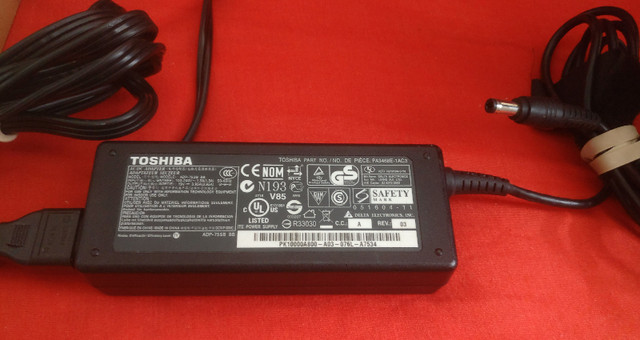 Genuine Toshiba laptop power supply, charger 75W dans Accessoires pour portables  à Ville de Montréal