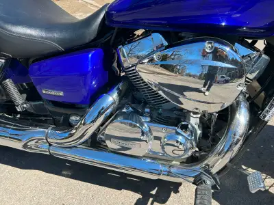 honda shadow 1995 a vendre, 23,000 km en très bonne état, très peut servi, rajout de siège arrière,...