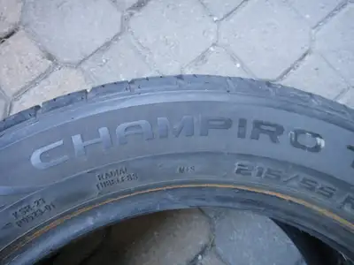une pneu 215-55-16 Champiro Touring A/S AT ☎ 514-388-2169 argent comptant seulement. Merci