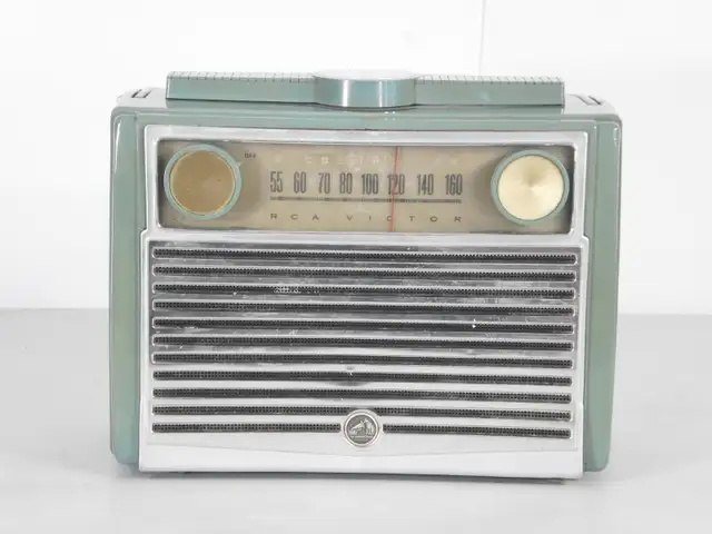 Radio Antique Rca Victor Portatif Modele P132 Globe Trotter Vert in Arts & Collectibles in Laurentides - Image 2