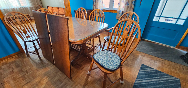 Magnifique table et chaises pour 6 personnes en chêne massif dans Mobilier de salle à manger et cuisine  à Sherbrooke - Image 2