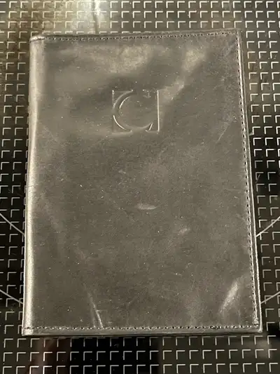 Portefeuille pour passeport en cuir véritable souple. Aussi place pour autres documents. Neuf! Fabri...