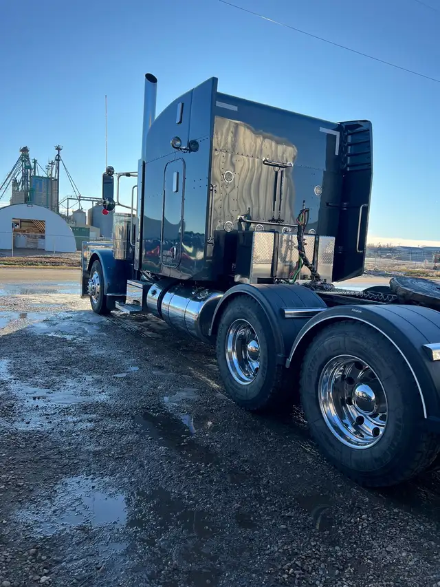 389 Peterbilt  in Heavy Trucks in Lethbridge - Image 8