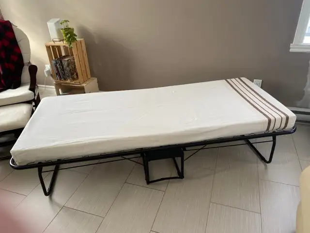 Lit pliant (simple) environnement sans fumée et sans animaux in Beds & Mattresses in West Island - Image 3