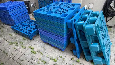 40 heavy-duty 31"x39" plastic pallets in excellent condi, View more
